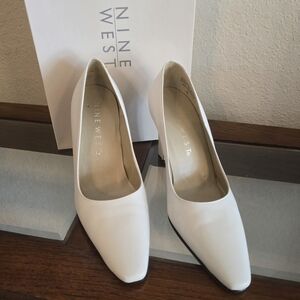Nine West white leather classic pumps/heels.